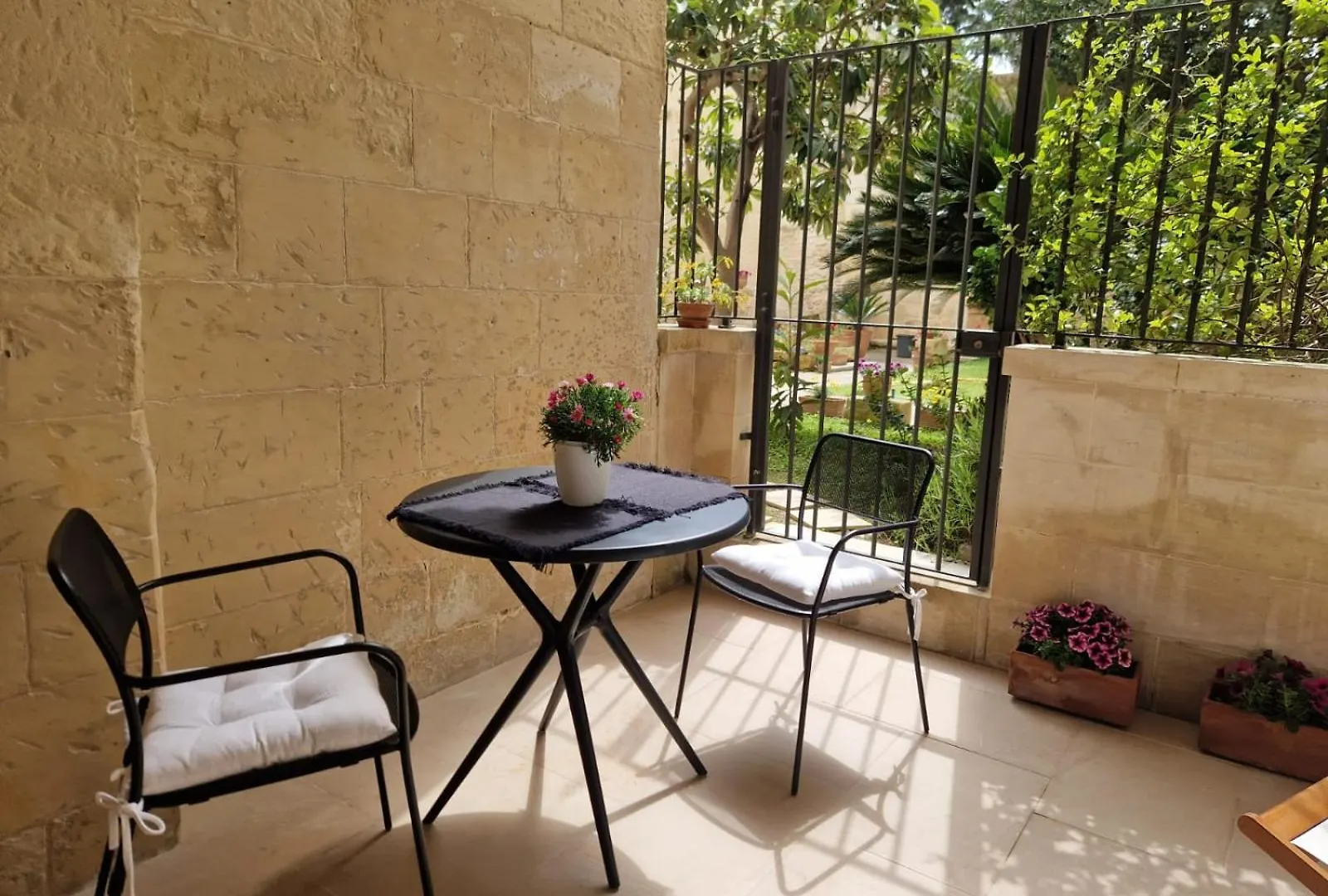 Al Centro Di Lecce Appartamento Le Due Rose-Con Patio Privato Italy