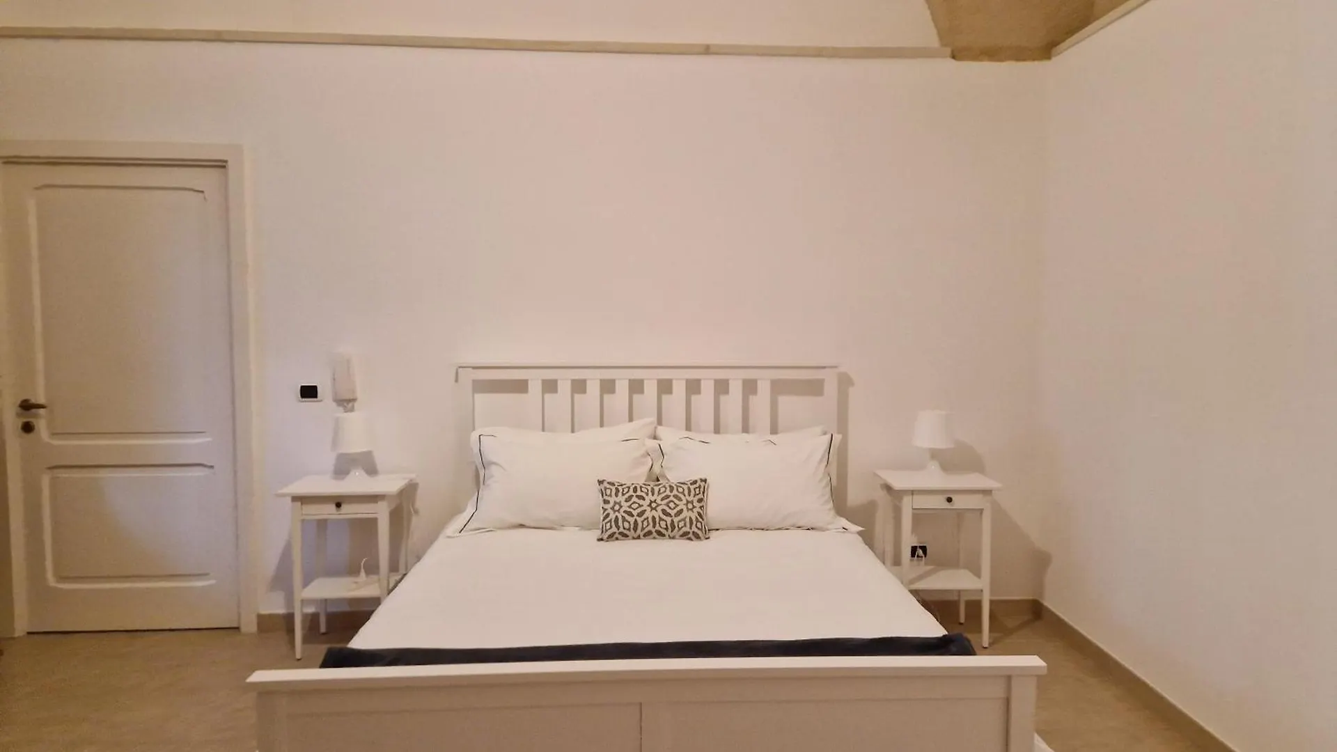 Al Centro Di Lecce Appartamento Le Due Rose-Con Patio Privato Italy