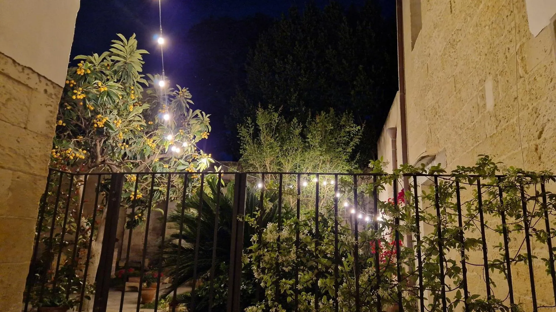 Al Centro Di Lecce Appartamento Le Due Rose-Con Patio Privato Apartment